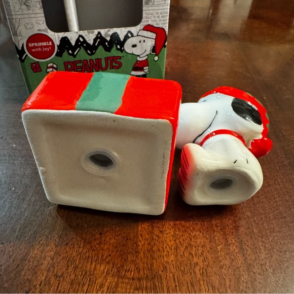 Peanuts Snoopy with Gift Salt and Pepper Holiday Christmas Set New - Picture 3 of 6